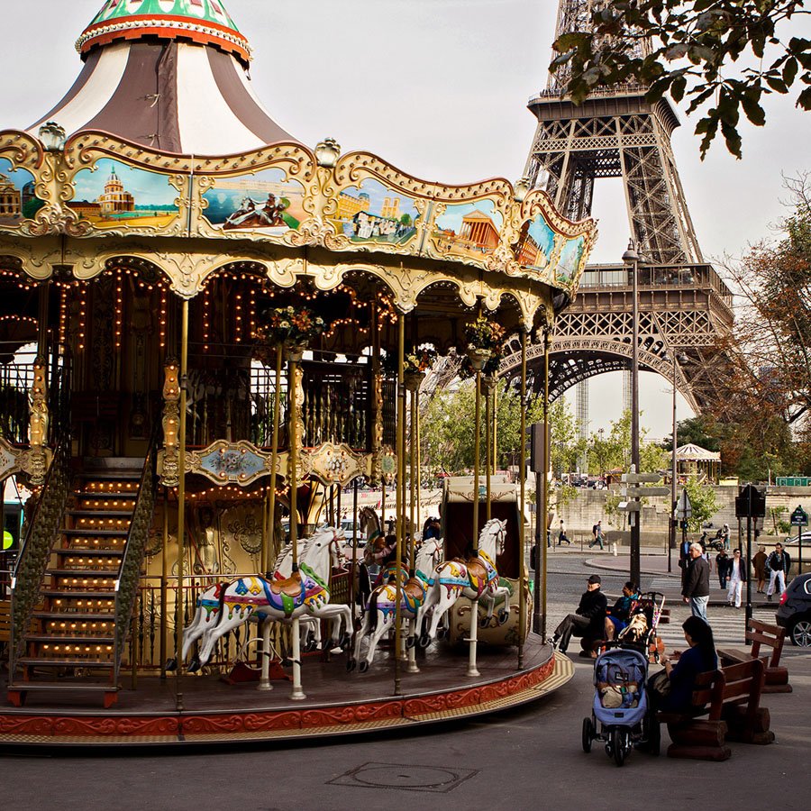 Vintažinė karuselė šalia Eifelio bokšto Paryžiuje