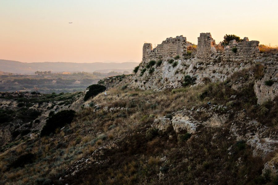 Antimachia pilies griuvėsiai saulelydžio metu