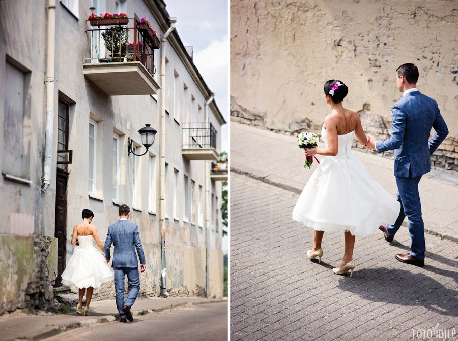 Fotosesijos metu jaunavedžių pora vaikšto Vilniaus senamiesčio gatvėmis