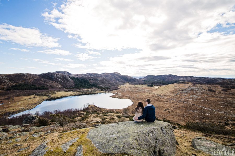 Įsimylėjusių pora žvelgia į Revholstjorn ežerą nuo Dalsnuten kalno Norvegijoje