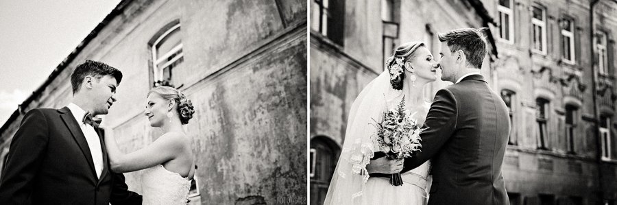 Jaukios akimirkos vestuvių fotosesijoje senoje gatvėje