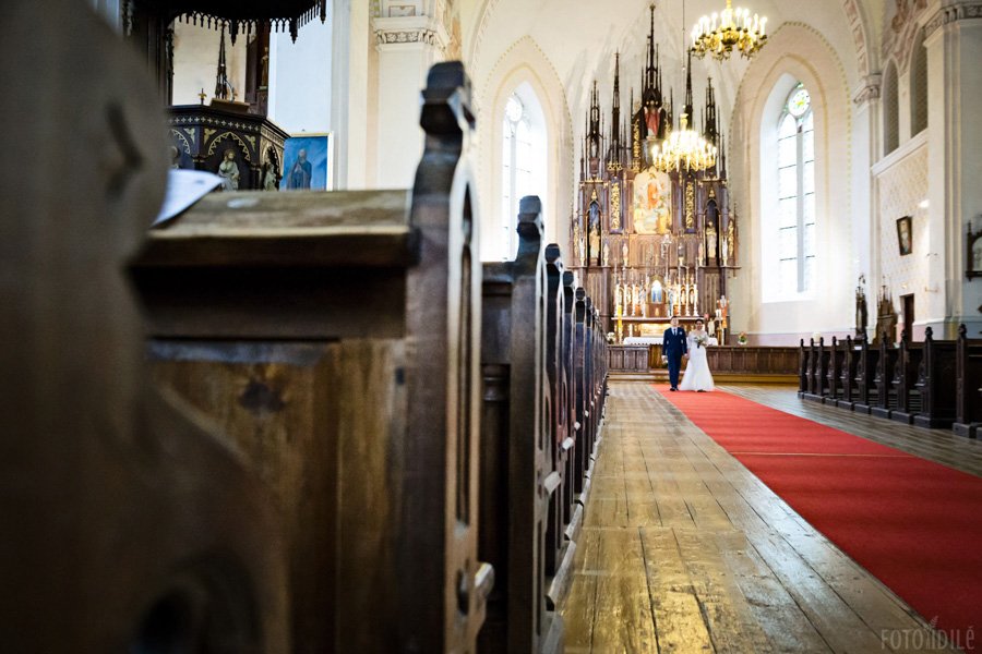Jaunavedžių pora išeina iš Kupiškio bažnyčios