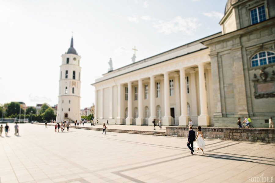 Jaunieji eina Katedros aikštėje Vilniuje