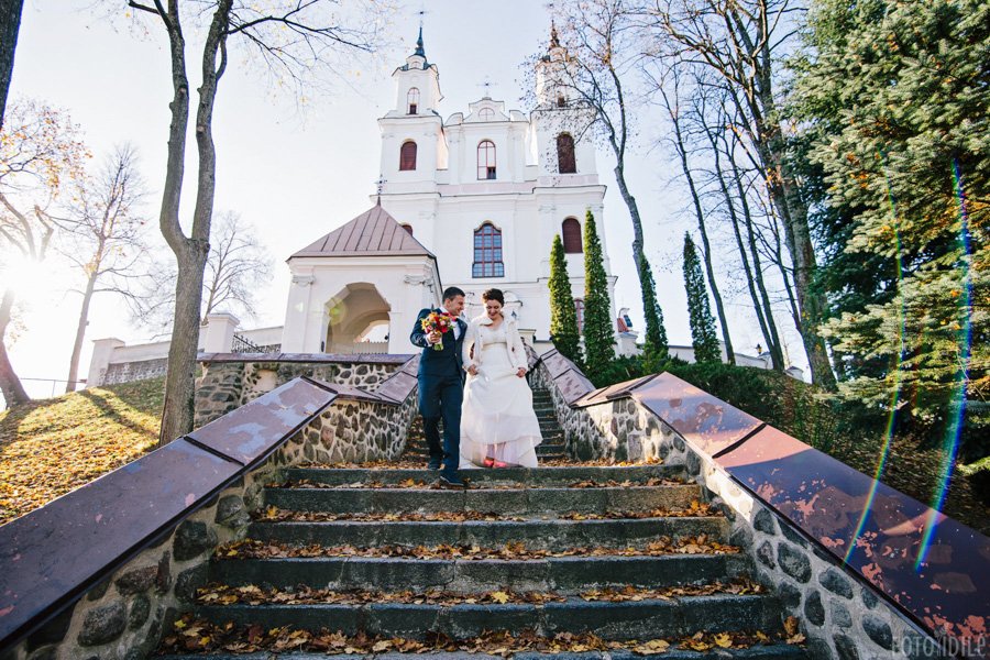 Jaunieji lipa stačiais laiptais vedančiais iš Šv. Kryžiaus atradimo bažnyčios Vilniuje