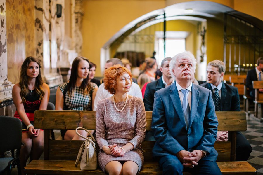 Jaunikio tėtis ir nuotakos mama laukia ceremonijos pradžios Šv. Kryžiaus bažnyčioje