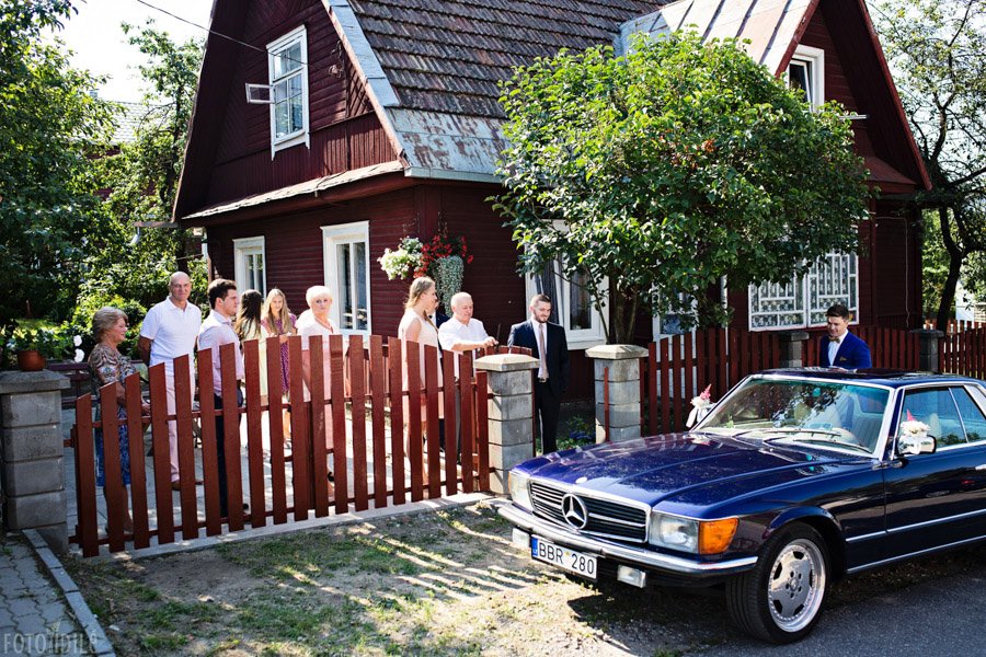 Jaunikis atvyksta Mercedes Benz automobiliu į nuotakos namus