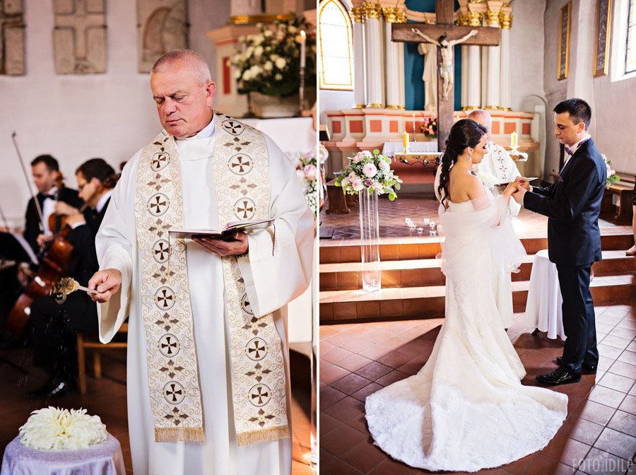 Kunigas laimina žiedus Šv. Gertrūdos bažnyčioje Kaune