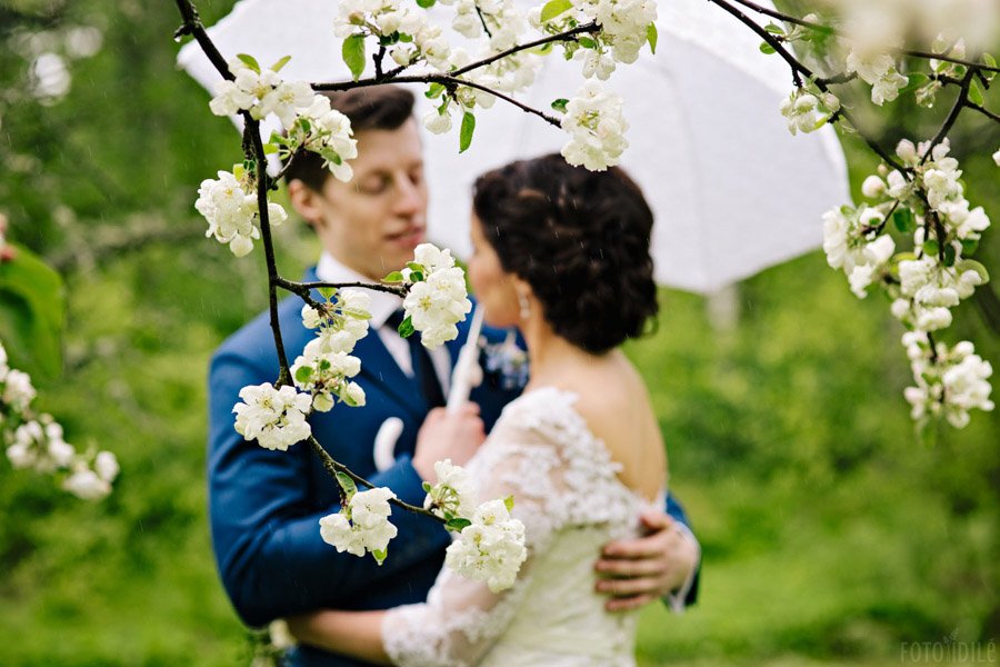 Lietus vestuvių fotosesijoje Palėvenės dvare