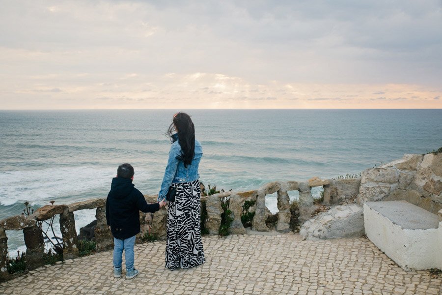 Mama ir sūnus žvelgia į vandenyną