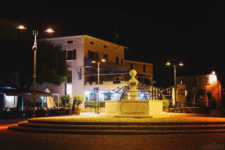Moniga del Garda miestelio centras naktį