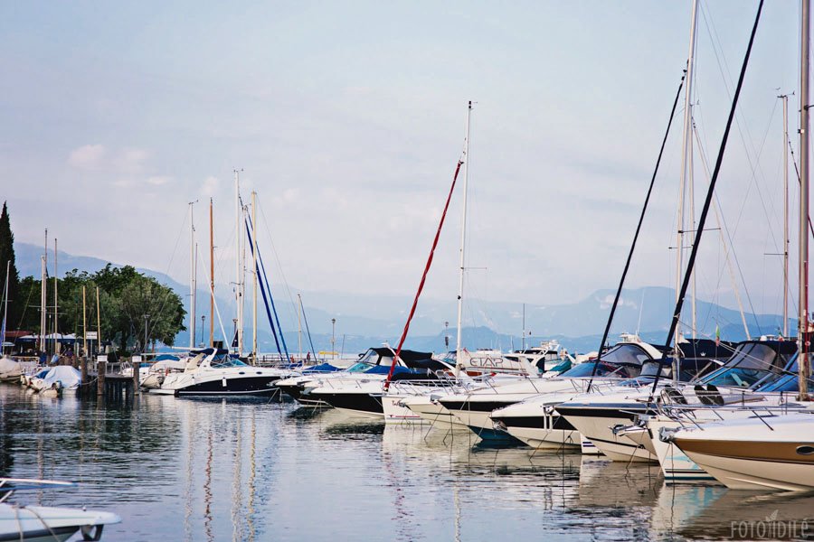 Nedidelė jachtų prieplauka Moniga del Garda miestelyje