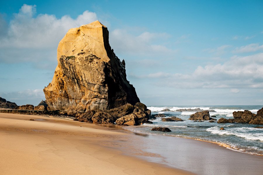 Pakrantės uola Santa Cruz paplūdimyje Portugalijoje