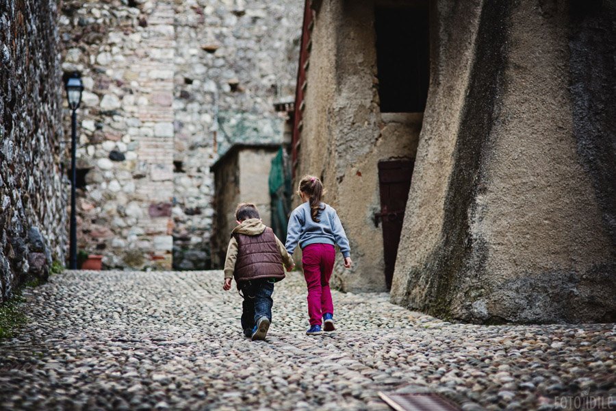 Pasivaikščiojimas su šeima Padenghe sul Garda pilies kieme
