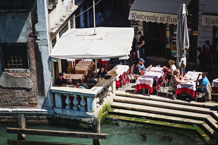 Pietūs kavineje prie kanalo Venecijoje