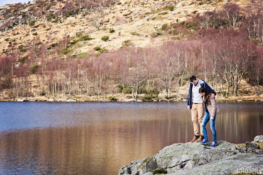 Pora eina link Dalsnuten kalno pasivaikščiojimo taku šalia ežero