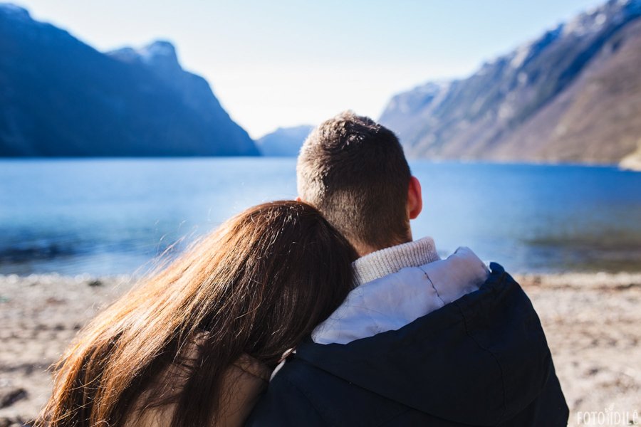 Pora žiūri į fiordą Norvegijoje