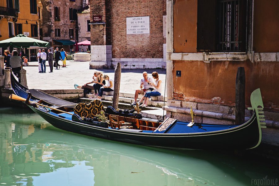 Romantiškas piknikas prie Venecijos kanalo