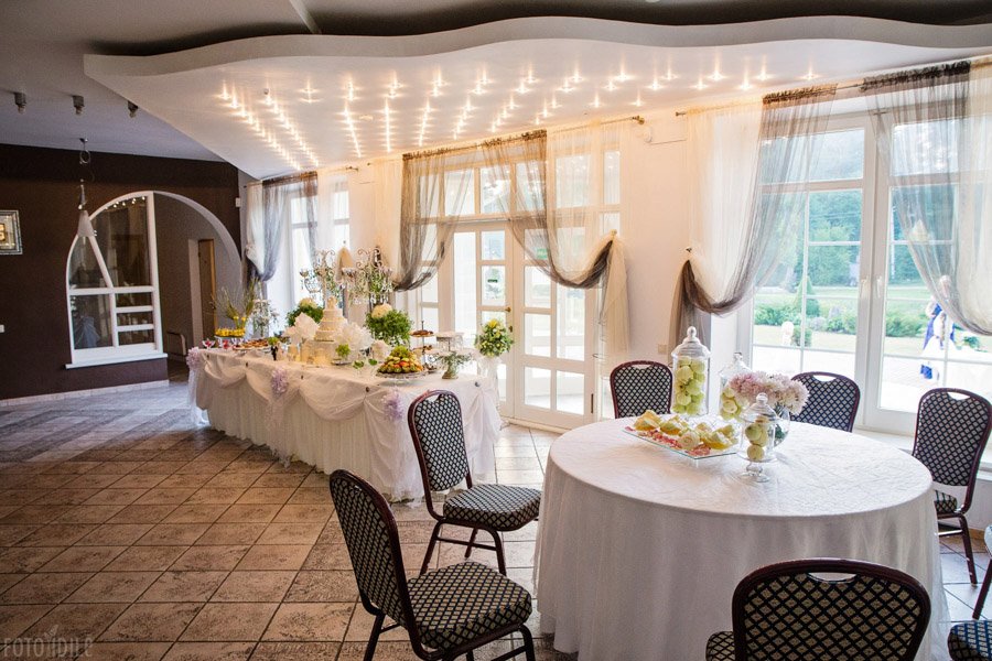 Saldus stalas viloje Santa Barbara vestuvėms