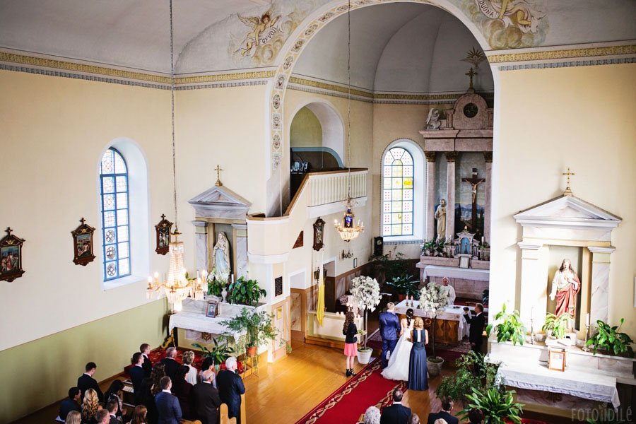 Santuokos ceremonija iš aukštai Andrioniškio bažnyčioje