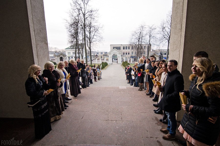 Svečiai laukia išeinančių jaunavedžių iš Vilkaviškio katedros