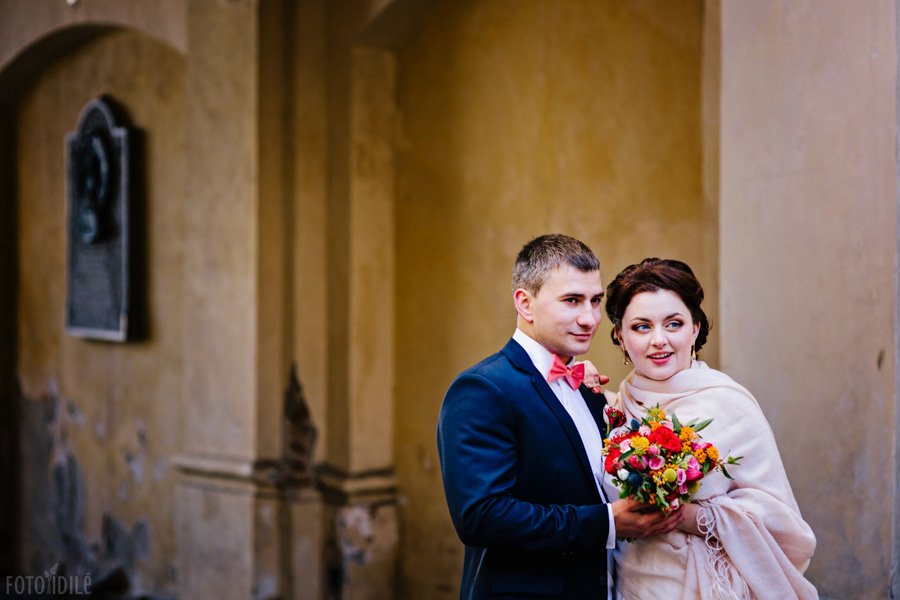 Vestuvinė fotosesija prie Bazilijonų vartų rudenį