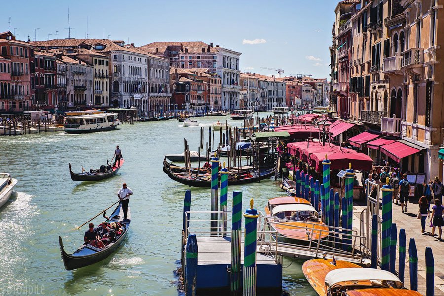 Venecijos gondolos Didžiajame kanale