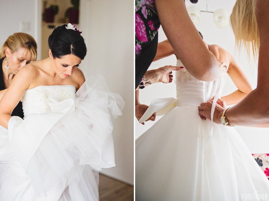 Vestuvių stilistės padeda nuotakai užsivilkti suknelę