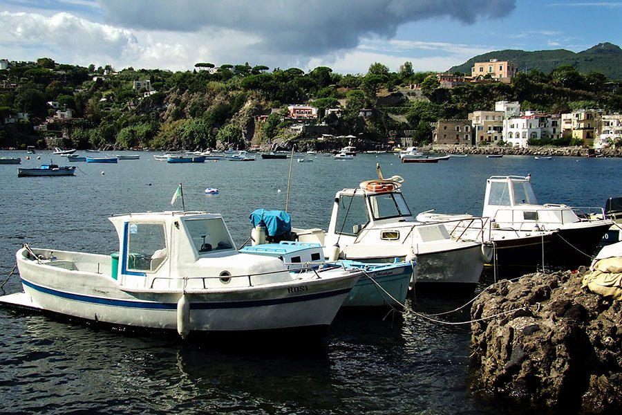 Žvejų valtys prie Aragonesės pilies Iskijoje
