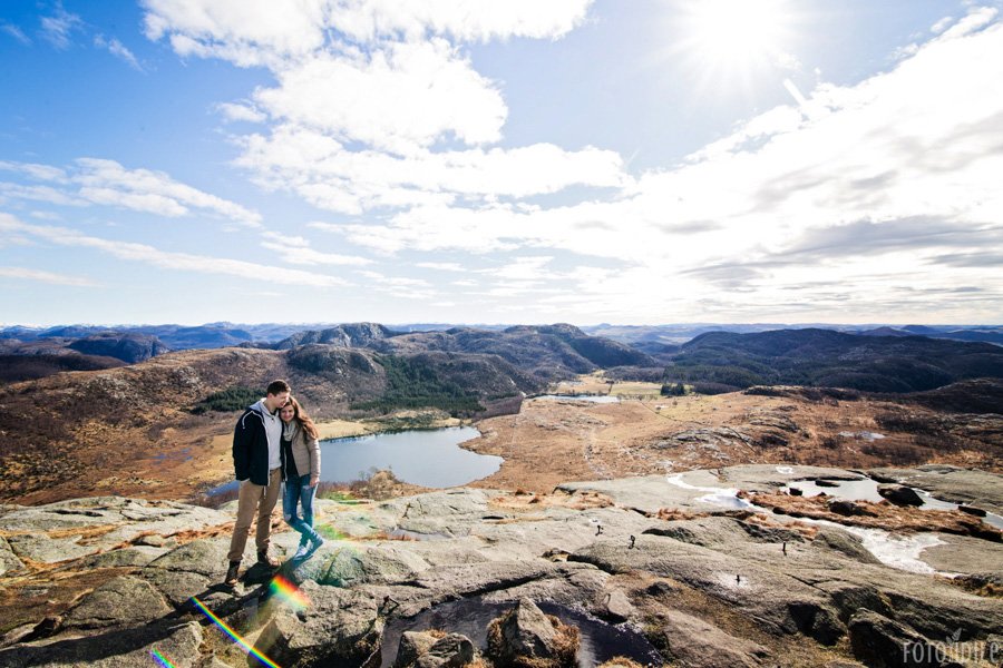 Žygis į kalnus priešvestuvinėje fotosesijoje Norvegijoje