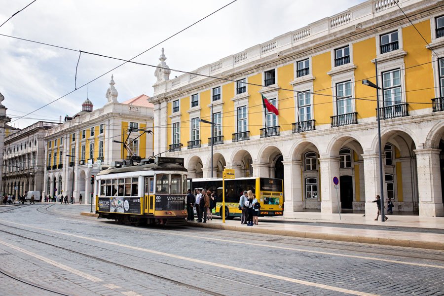 Geltoni tramvajai Lisabonoje