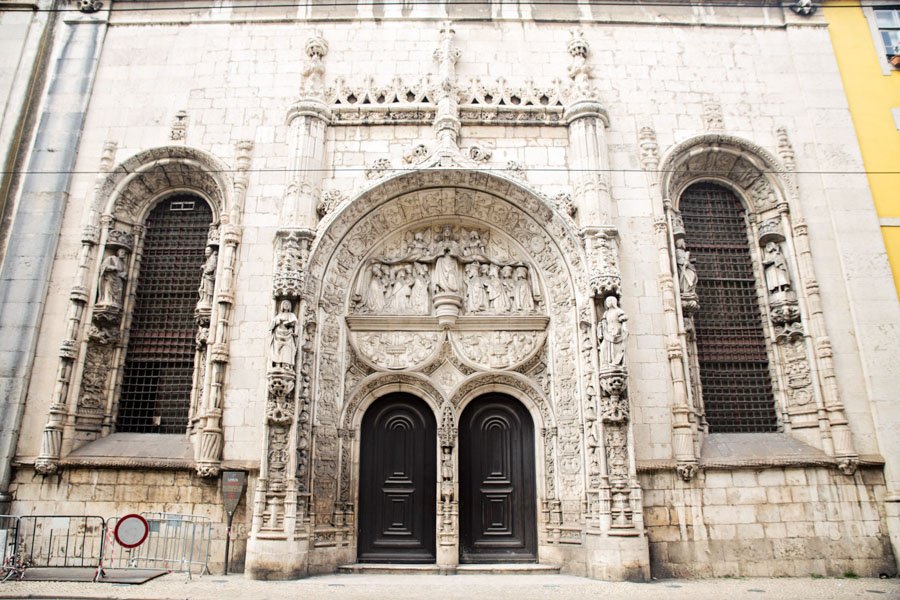Įspūdingos durys Lisabonoje