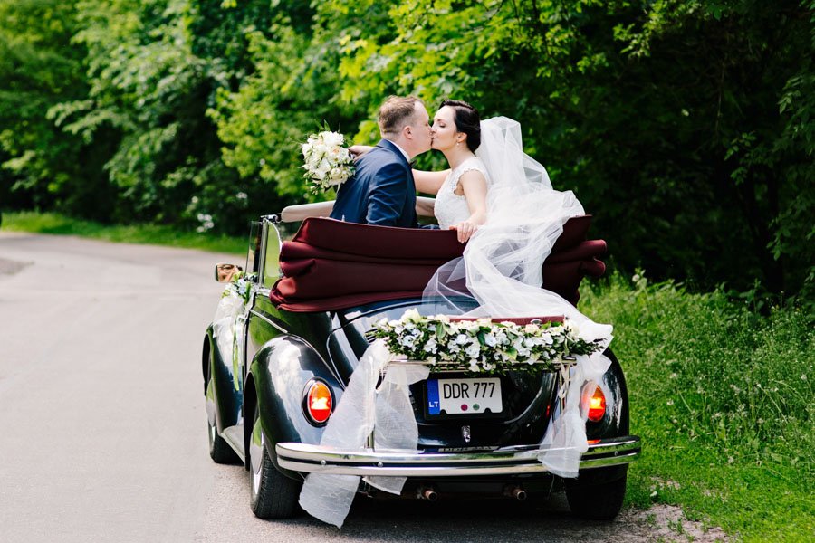 Jaunieji išvyksta VW Beetle į vestuvių pobūvį