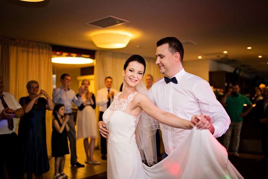 Laiminga nuotaka šokdama vestuvinį šokį Terrazza restorane