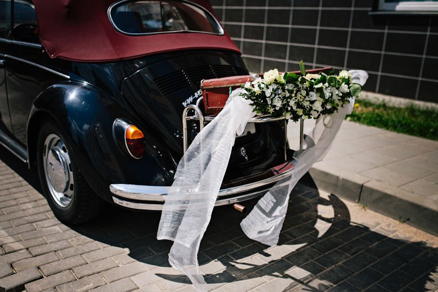 Papuoštas vestuvėms senovinis VW Beetle