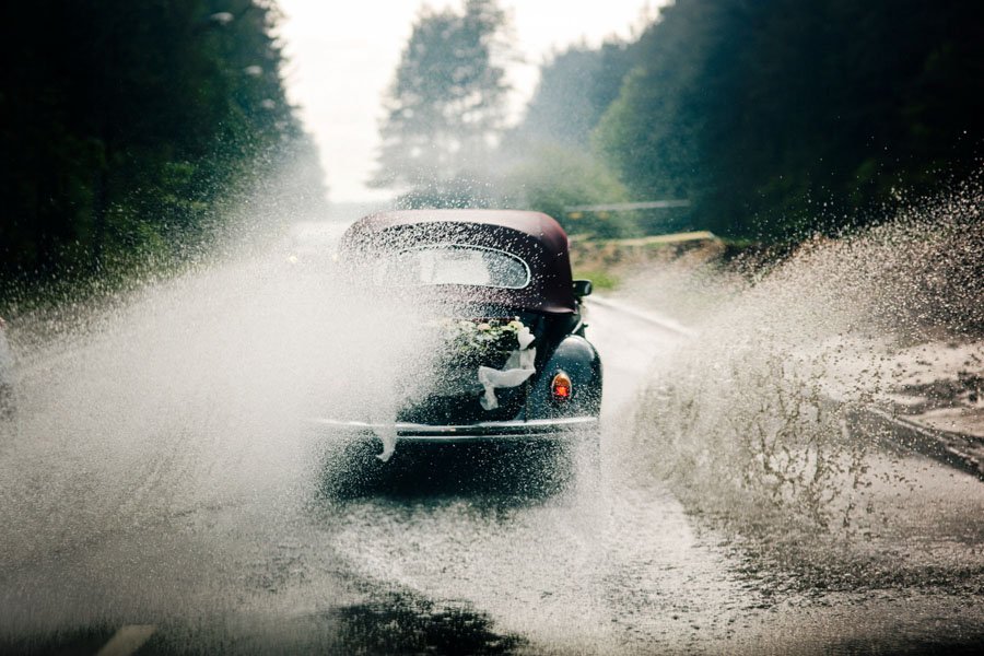 Senovinis VW Beetle važiuoja per balą vestuvių metu