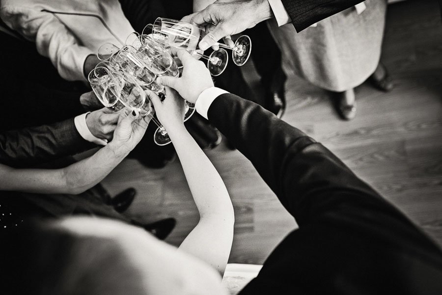 Susimušama šampano taurėmis jaunuosius palydint į bažnyčią