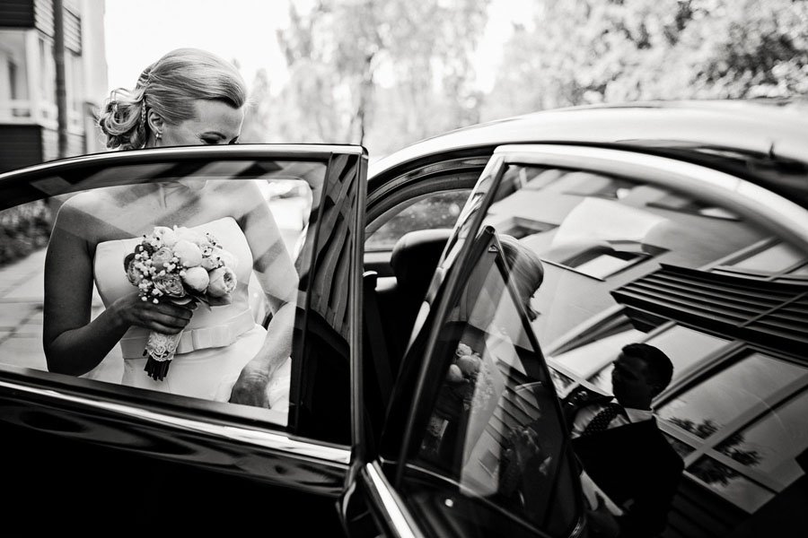 Jaunoji sėdasi į vestuvinį automobilį