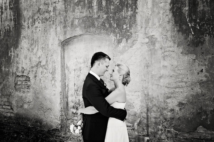Juodai balta vestuvių fotografija Vilniaus senamiestyje