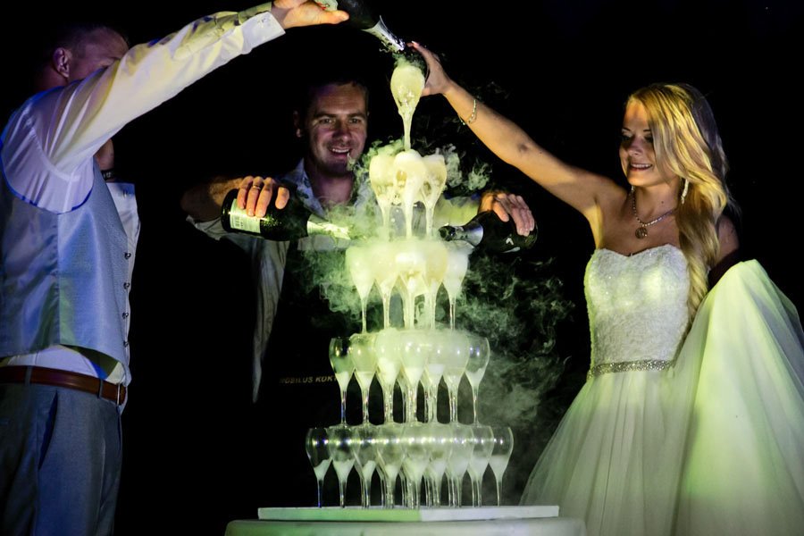 Šampano taurių bokštas vestuvėse