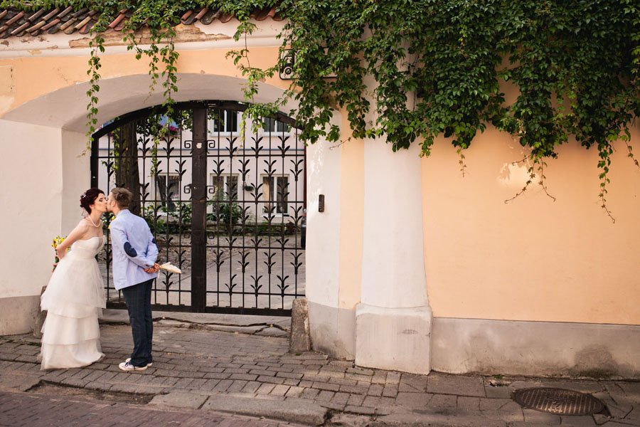 Jaunieji bučiuojasi Vilniaus senamiesčio Skapo gatvėje