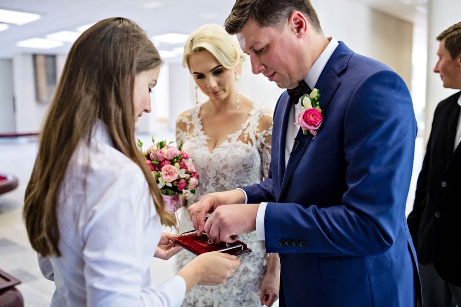 Jaunieji sudeda vestuvinius žiedus
