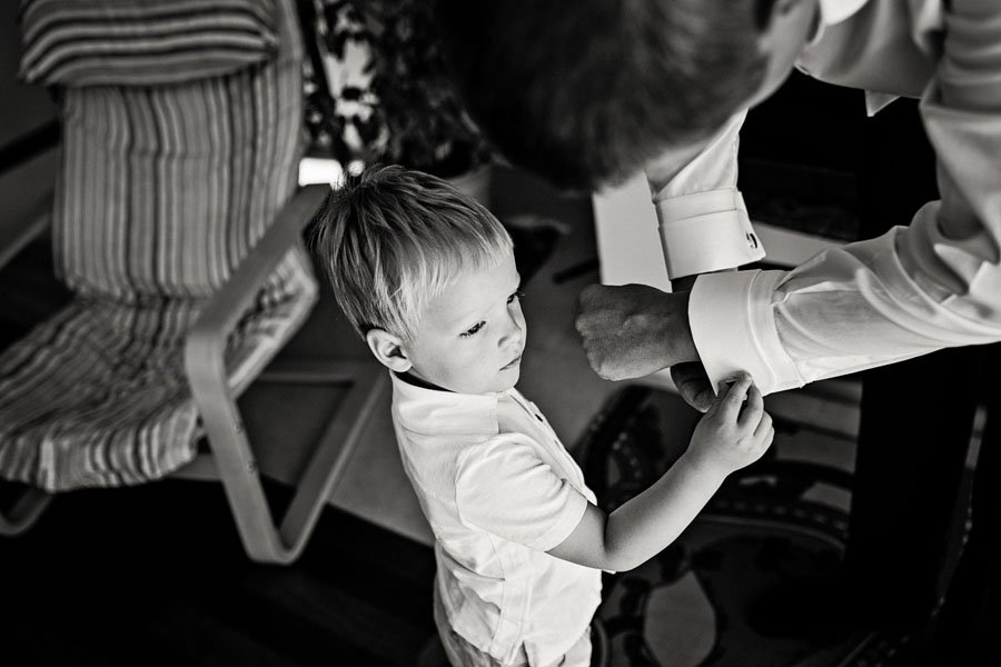 Jaunikiui padeda krikšto sūnus užsisagstyti marškinių sagas