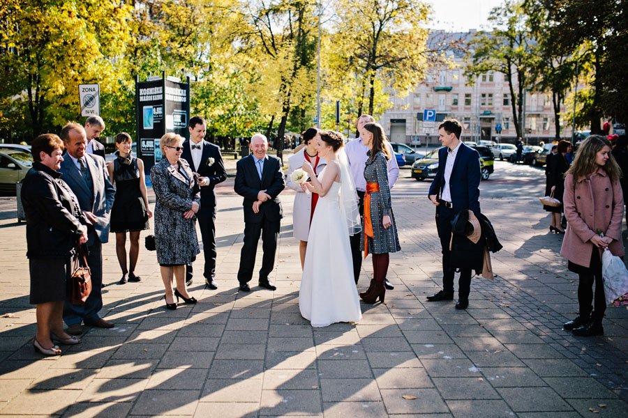 Nuotaka sutinka svečius prie Vilniaus Santuokų rūmų