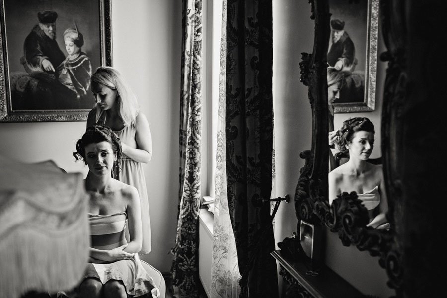Nuotakos atspindys veidrodyje vestuvių rytą Duke apartments