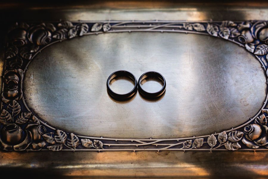 Vestuviniai žiedai ant antikvarinio padėklo