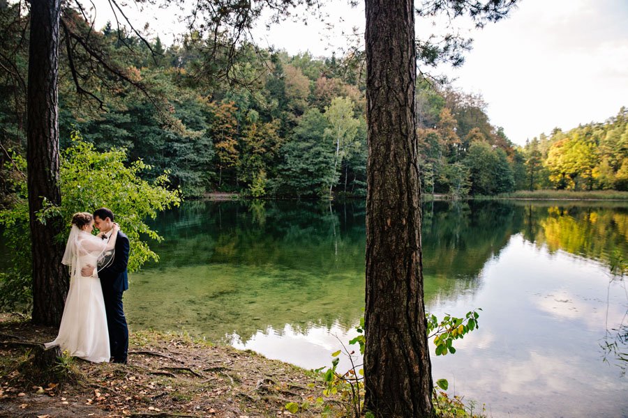 Žalieji ežerai tobula vieta vestuvinei fotosesijai rudenį
