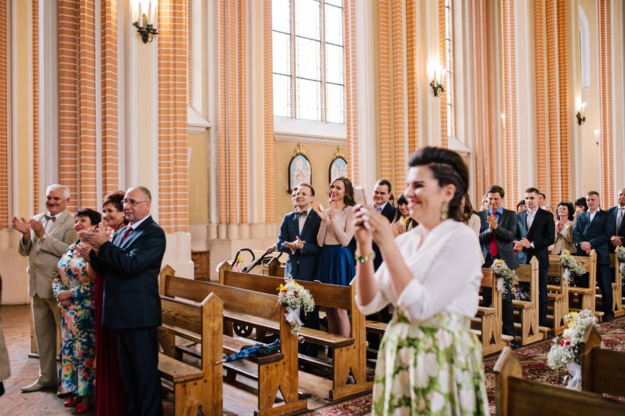 Besidžiaugiantys jaunaisiais svečiai Druskininkų bažnyčioje