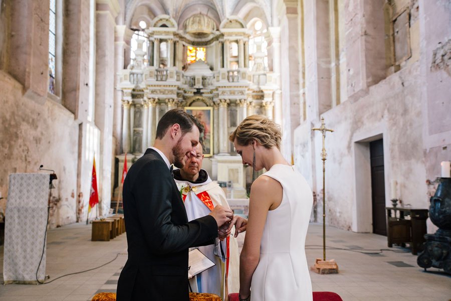 Jaunieji apsikeičia žiedais Šv. Jurgio kankinio bažnyčioje Kaune