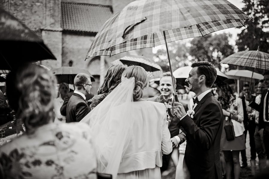 Lietus vestuvėse po ceremonijos