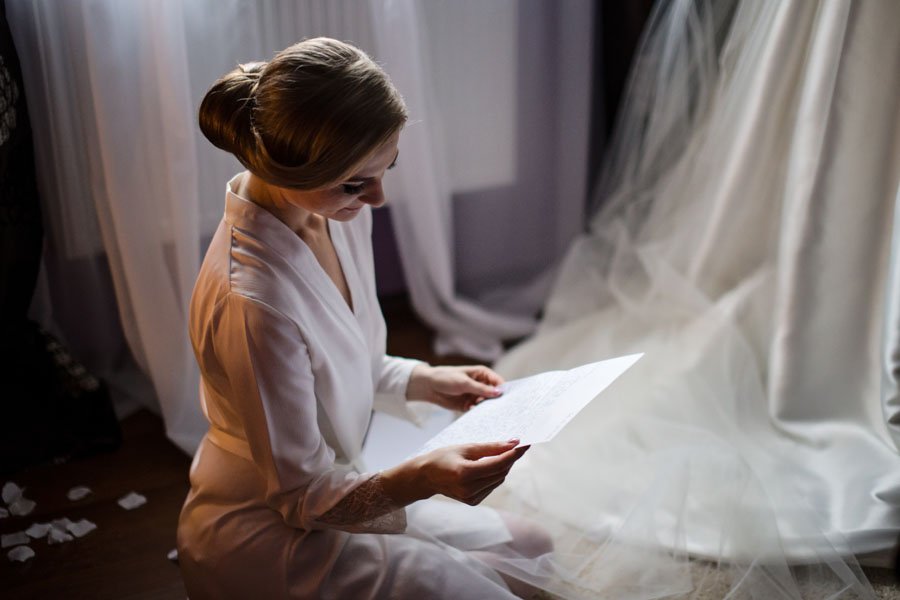 Nuotaka skaito jaunikio rašytą laišką vestuvių rytą
